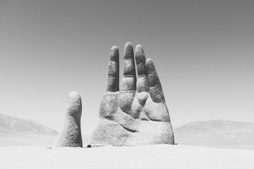 SADの手の彫刻のグレースケール写真