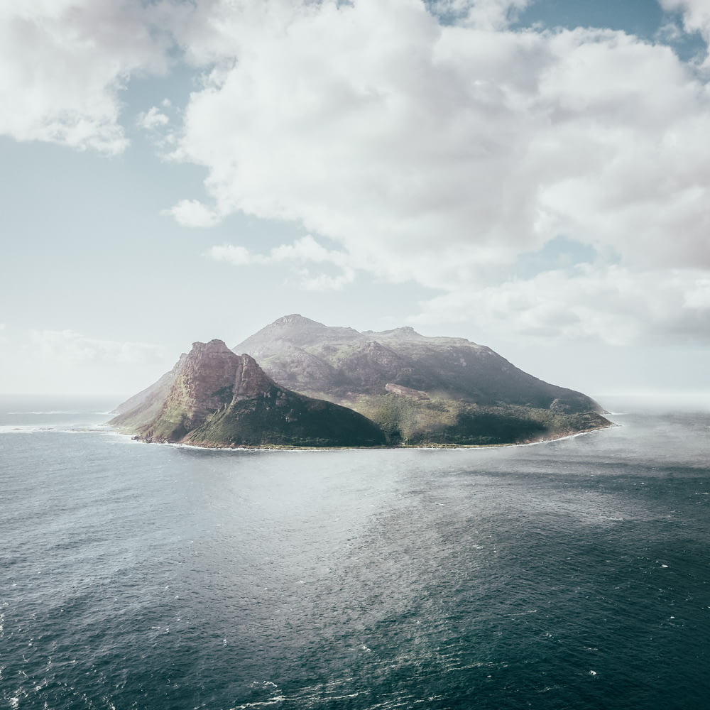 Fotografie der Insel unter weißen Wolken aus der Vogelperspektive