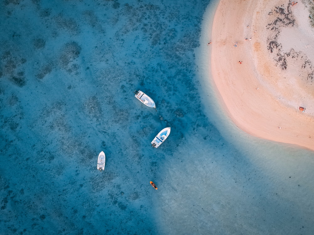 Luftaufnahmen von angedockten Booten in der Nähe der Insel