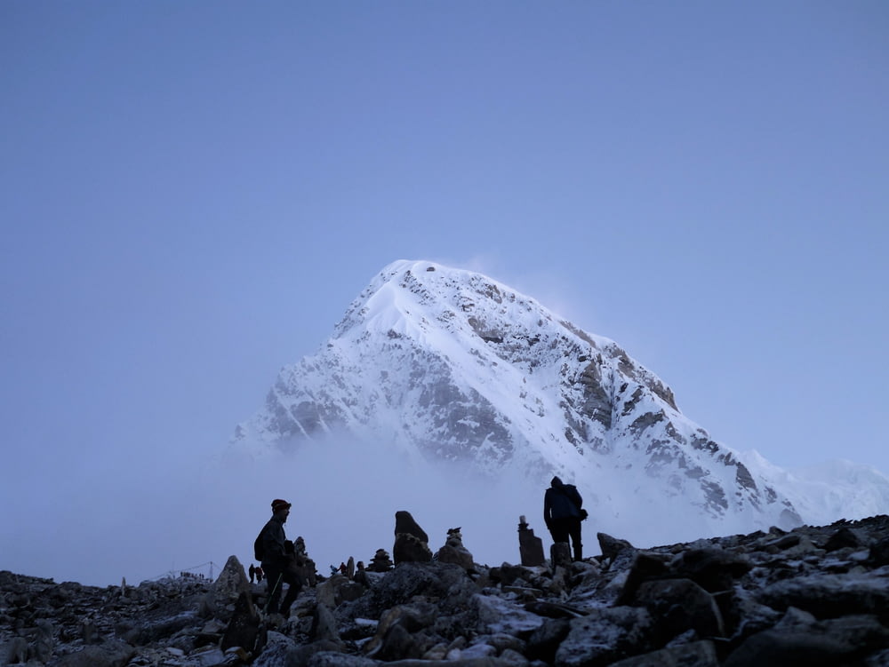 Bergsteiger in der Nähe eines schneebedeckten Berges