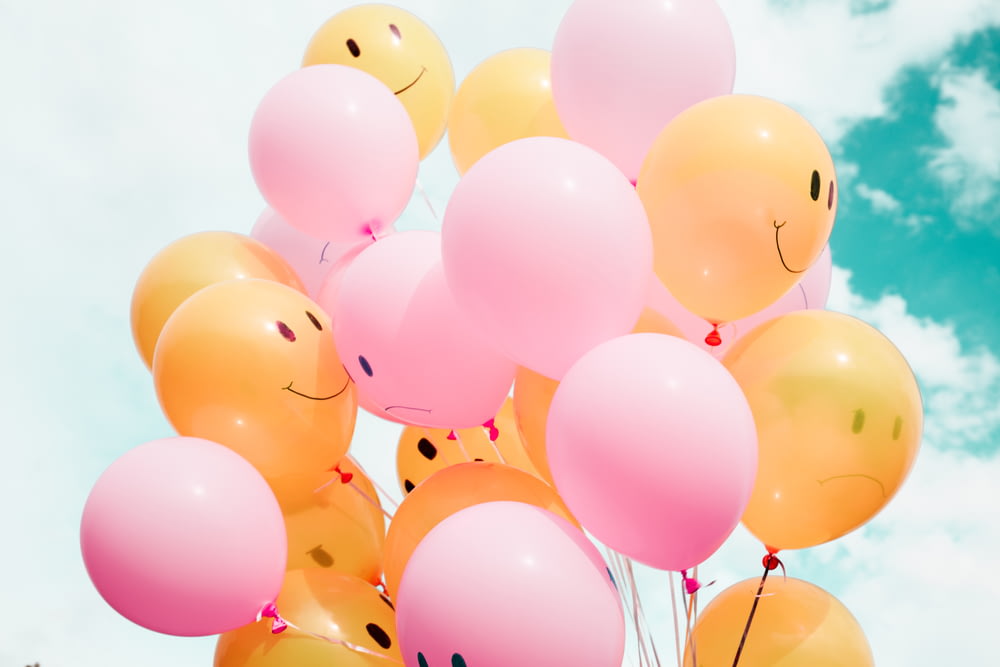 foto de baixo ângulo de balões rosa e laranja