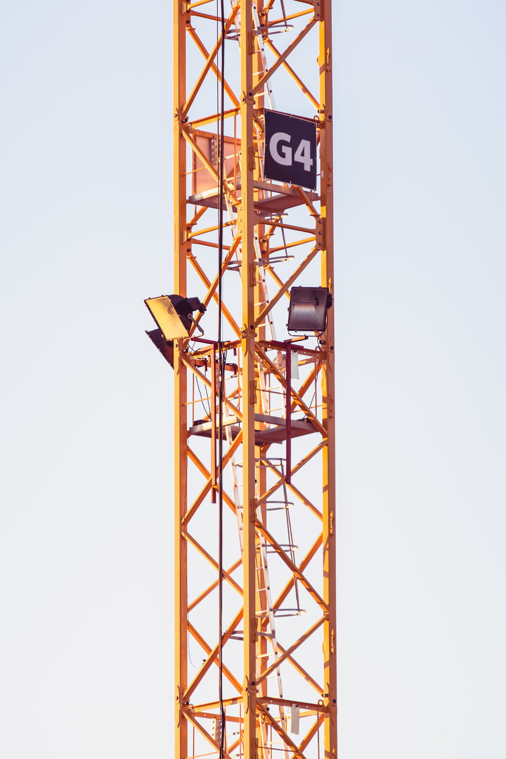 Scheinwerfer auf gelbem Stahlturm