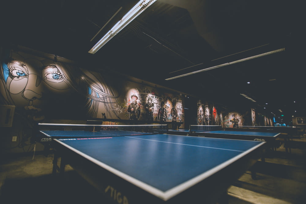 Mise au point sélective de la table de ping-pong bleue
