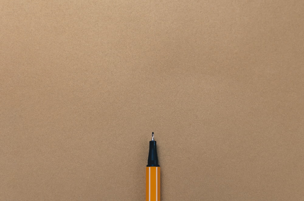 茶色の板にペン