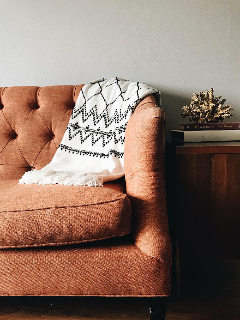 weißes und schwarzes Textil auf brauner Couch