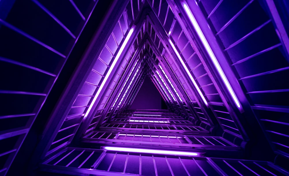 Papel pintado piramidal púrpura y negro