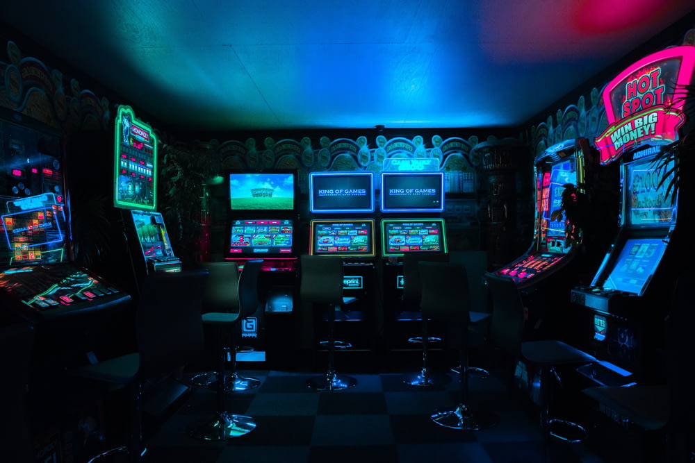 Sala de jogos com máquinas de fliperama