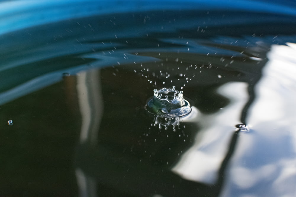 Fotografía time-lapse de gotas en el agua