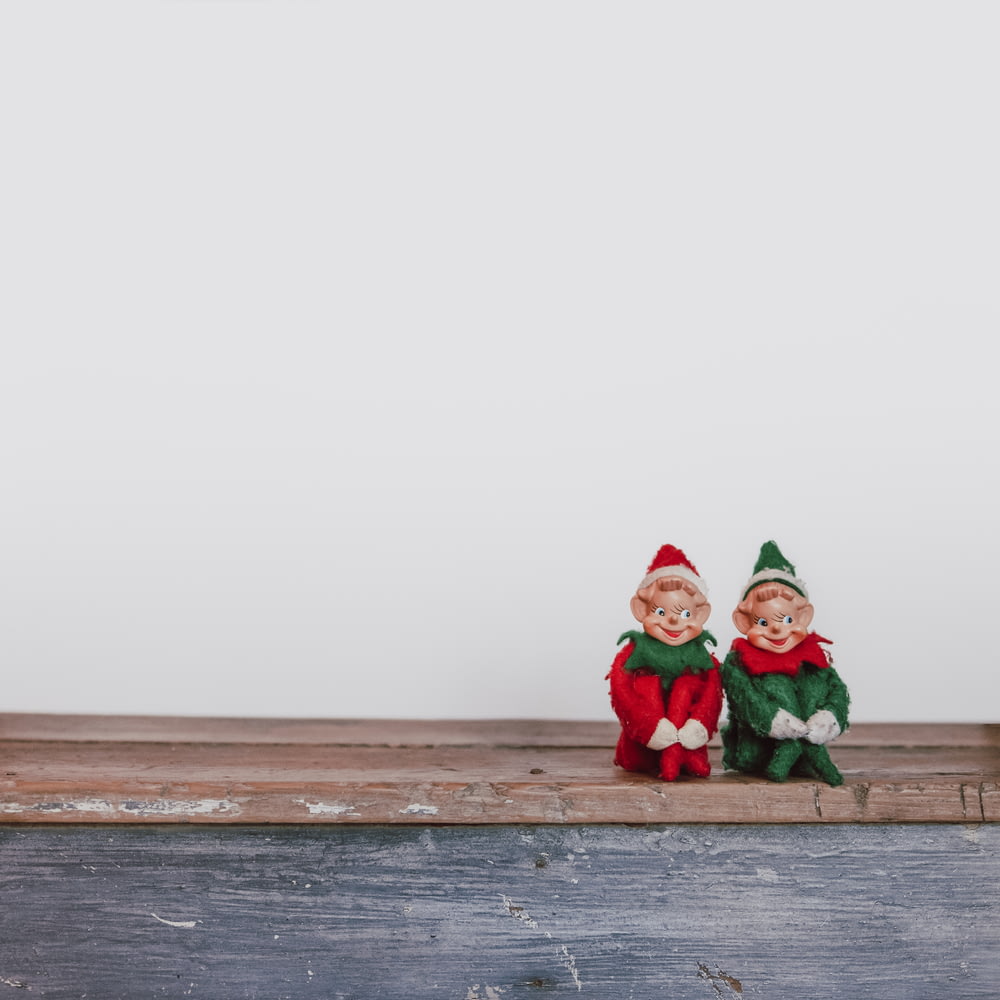 deux figurines d’elfe sur l’étagère