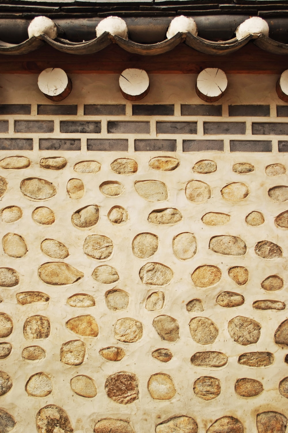 a close up of a wall with a bunch of rocks on it