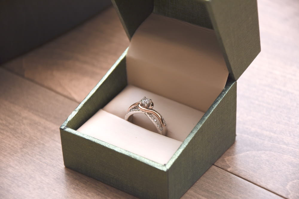 anello color argento con pietra preziosa in scatola