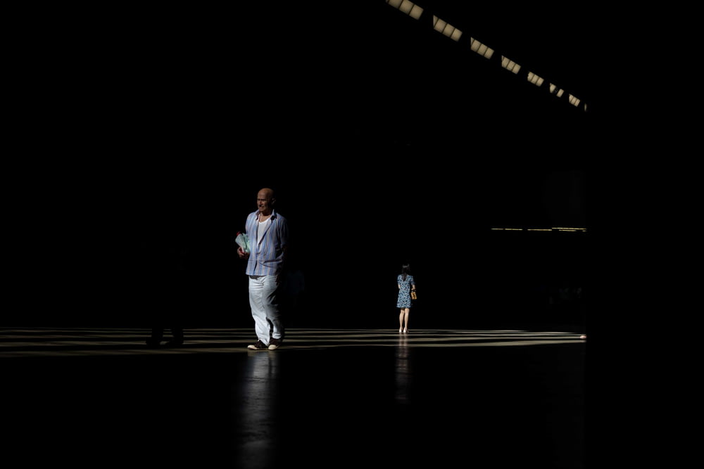 Persona in piedi sulla piattaforma in un'area buia