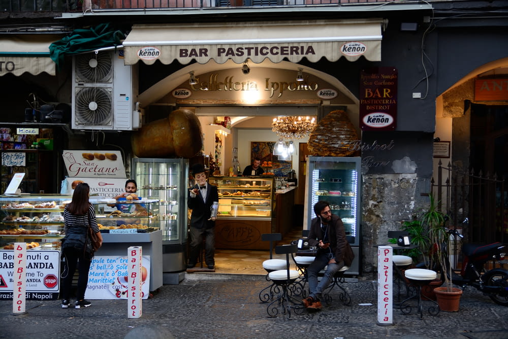 bar Pasticceria with people dining