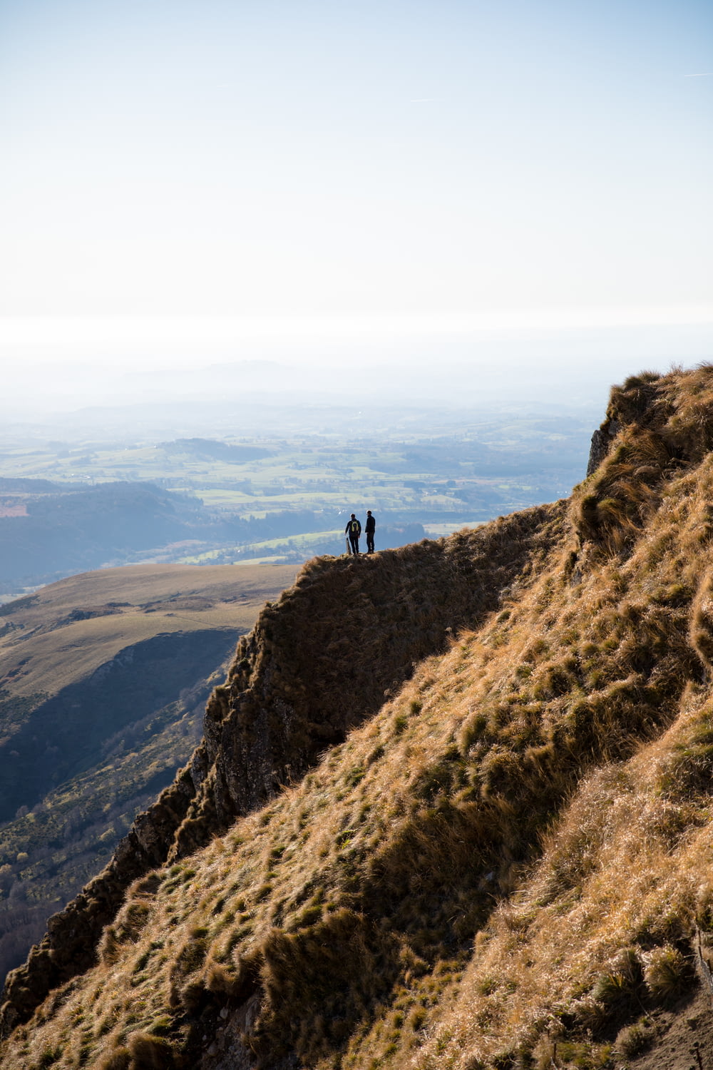 vista con vista sulle montagne e due persone in piedi