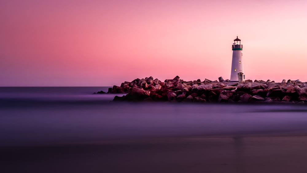 岩だらけの海岸の白い灯台