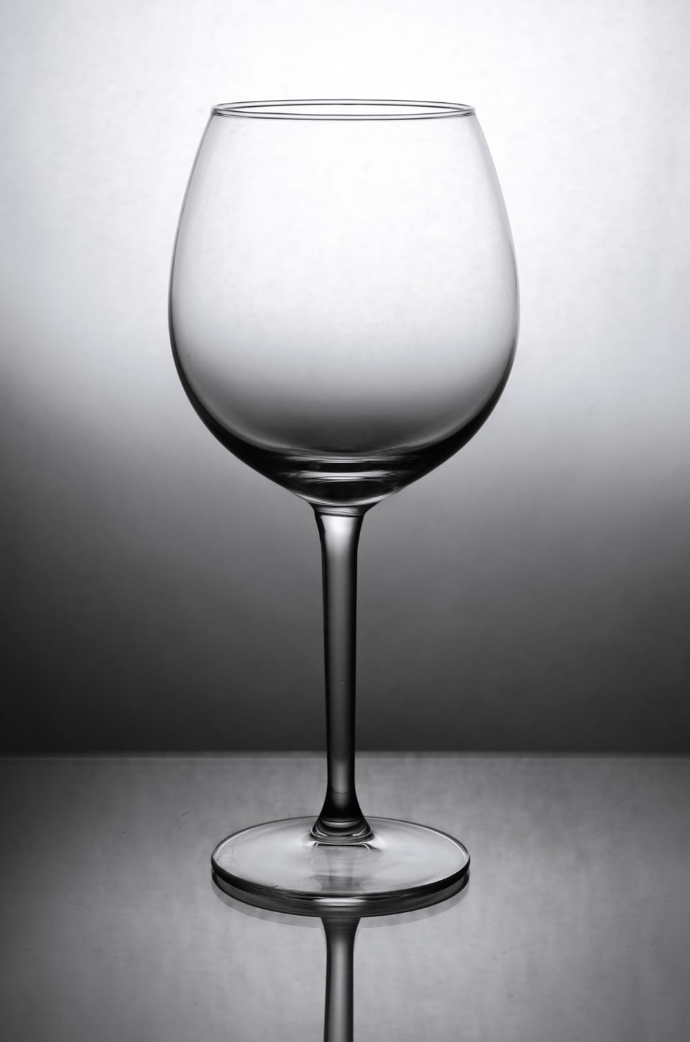 Photo en niveaux de gris d’un verre à vin