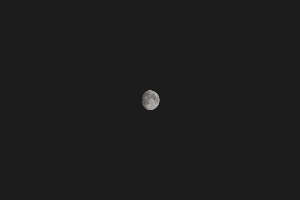 하늘에 떠 있는 보름달