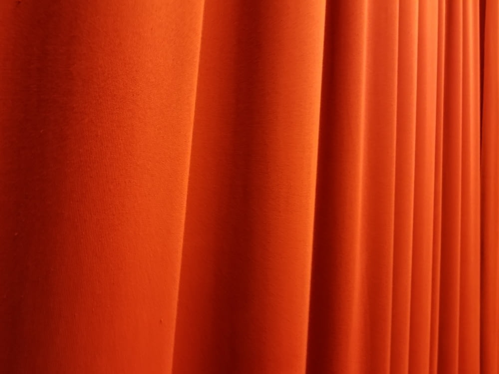 orangefarbener Vorhang