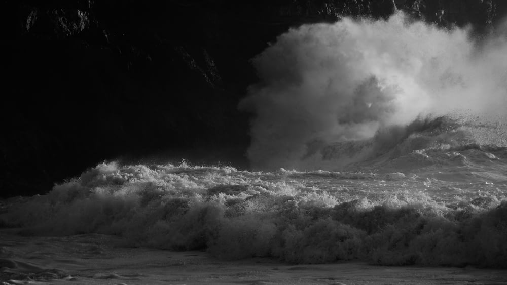 foto em tons de cinza da onda de vento