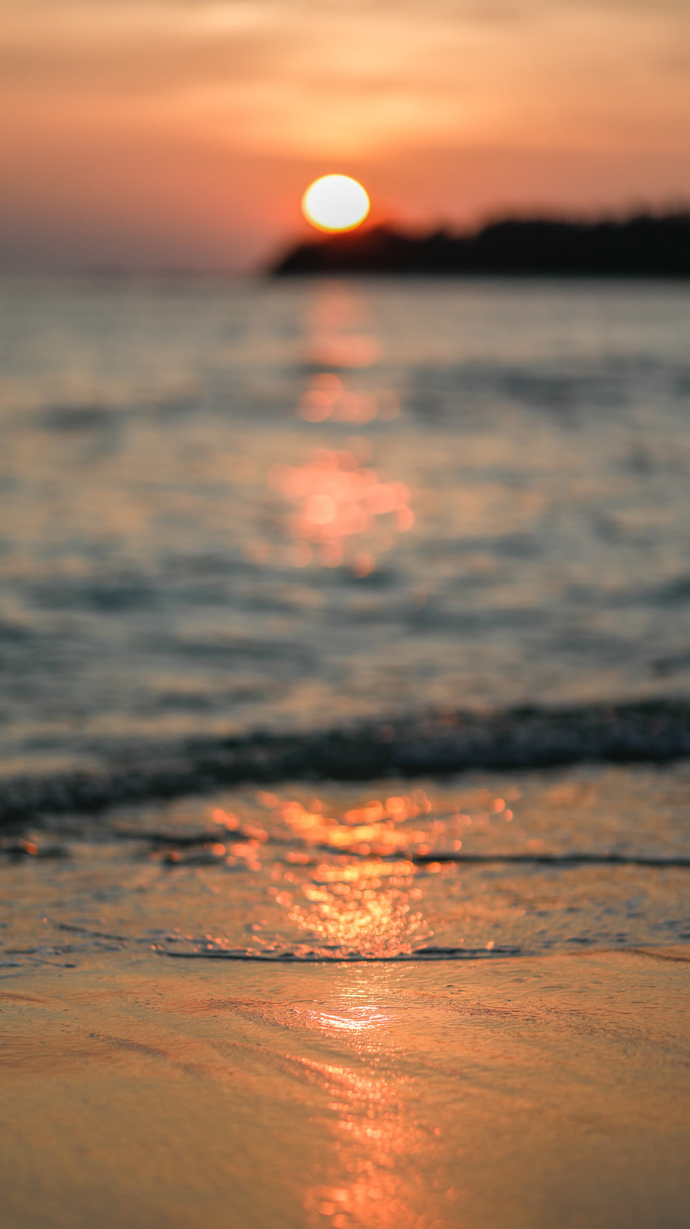 Fotografia de foco seletivo da costa durante a hora dourada