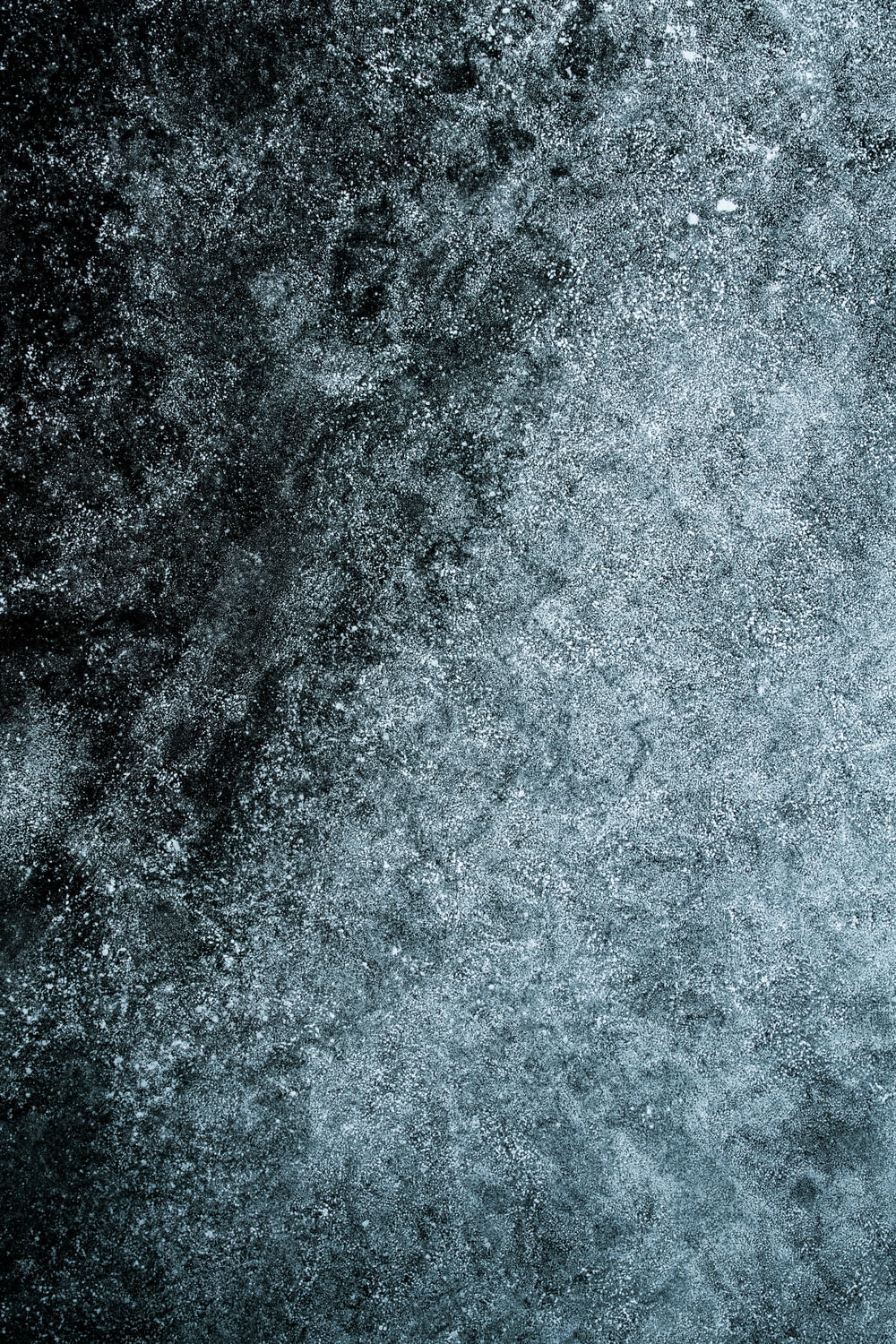 Ein Schwarz-Weiß-Foto von Schnee auf dem Boden