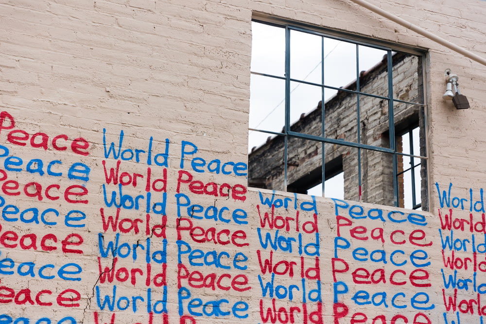 segno di pace mondiale sul muro