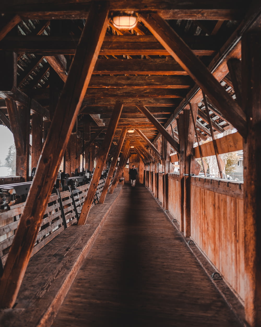 uomo che cammina sul ponte di legno