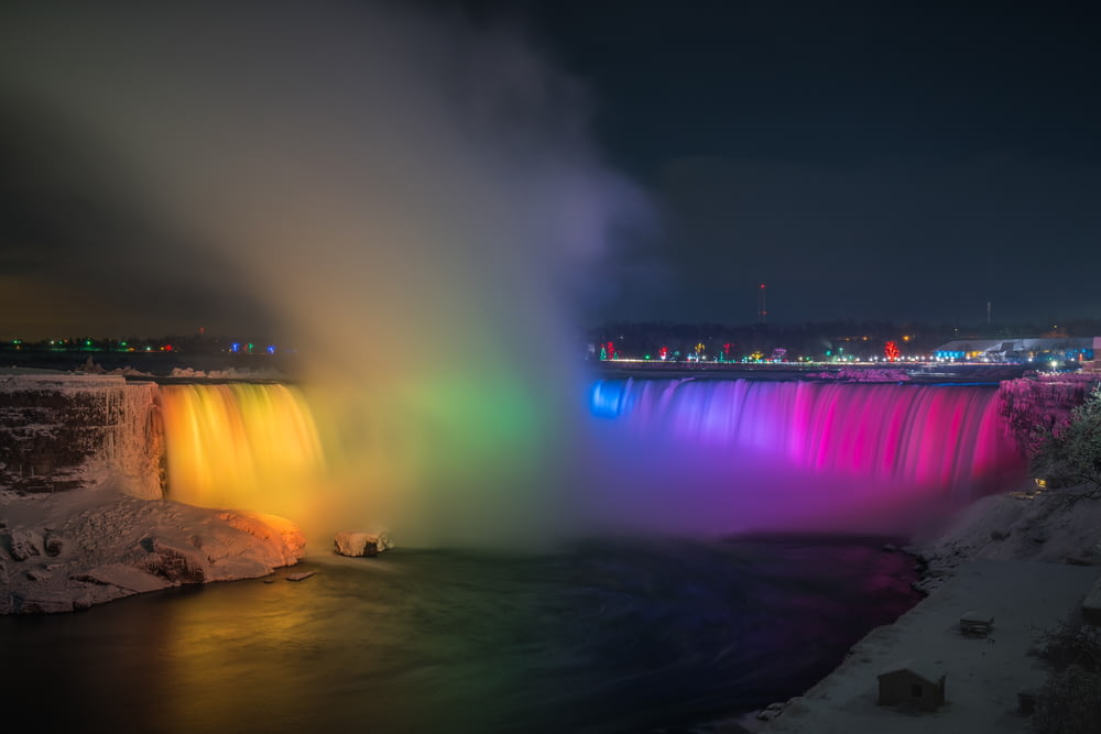 Chutes du Niagara avec lumières et vue imprenable sur les bâtiments pendant la nuit