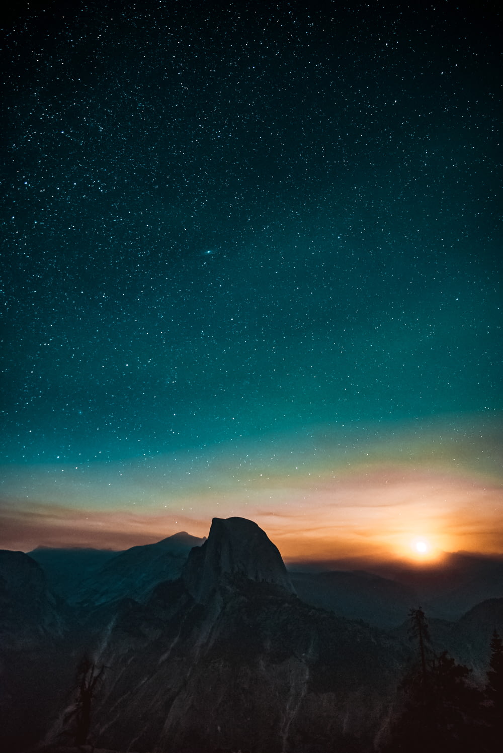 夕暮れ時の山のハイアングル写真