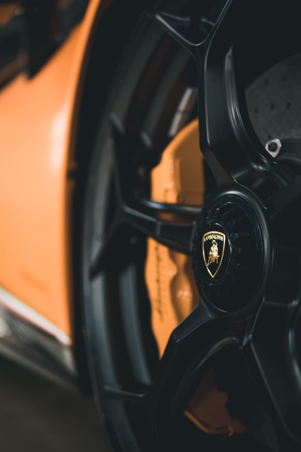 um close up de uma roda em um carro esportivo