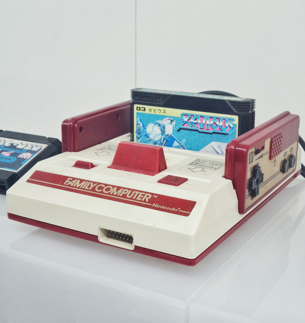 rot-weiße Nintendo Family Computerkonsole