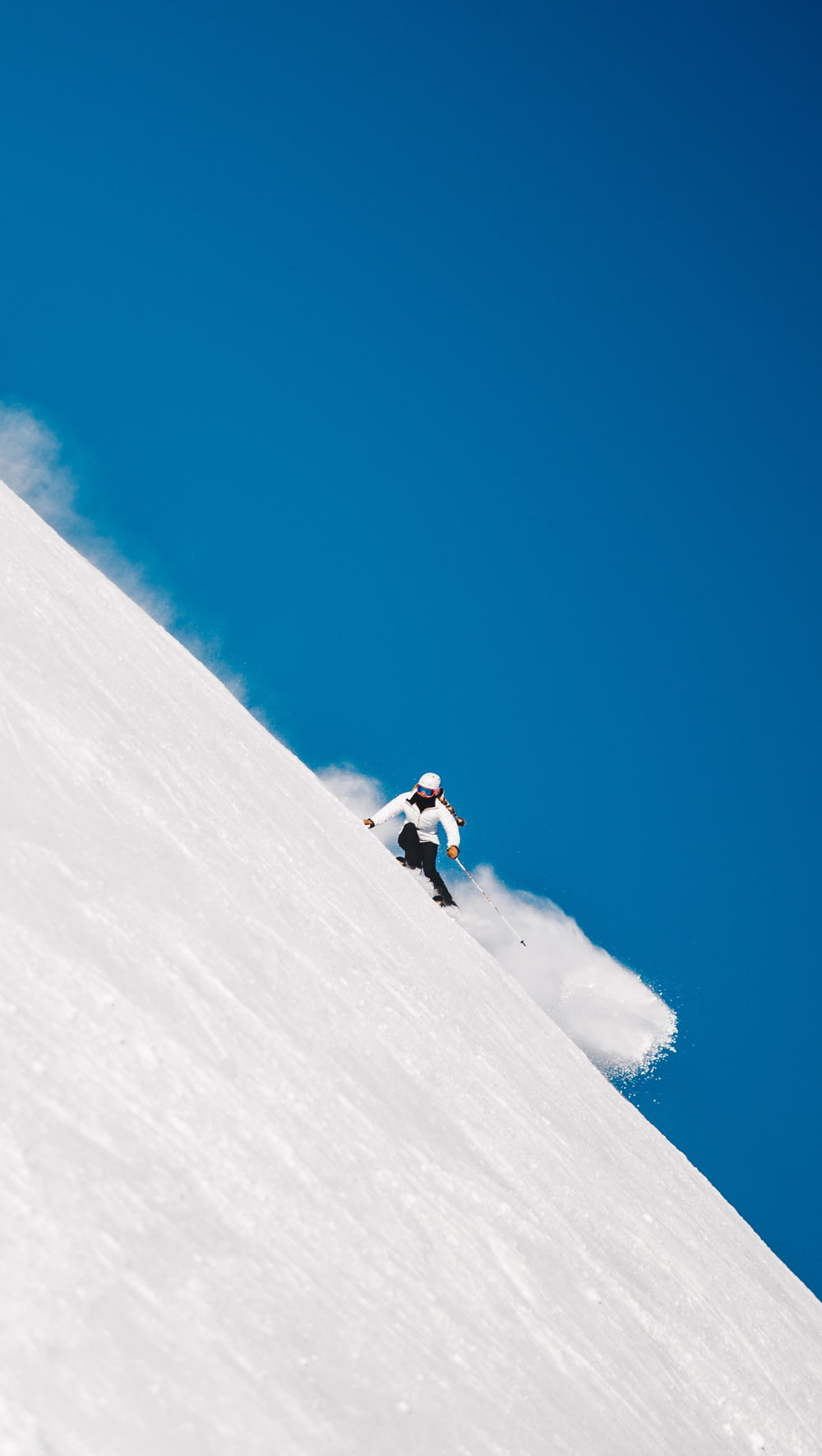 Persona haciendo snowboard en el acantilado de la montaña