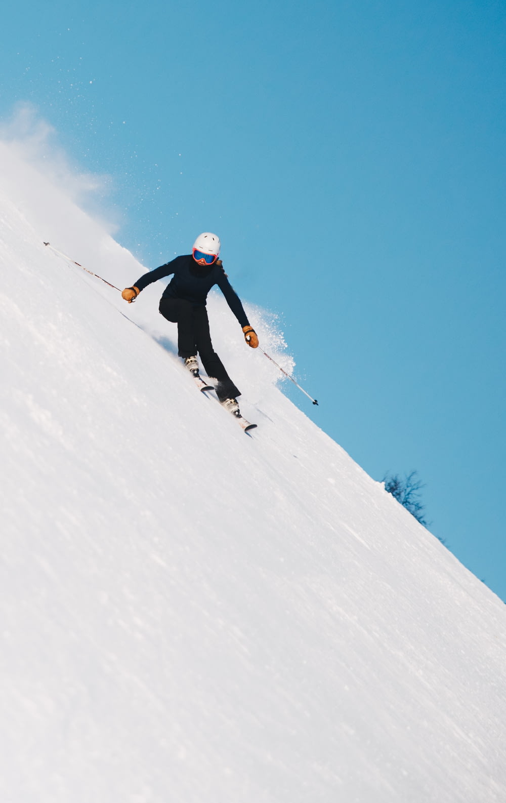Persona che scia sulla neve con il set di attrezzatura
