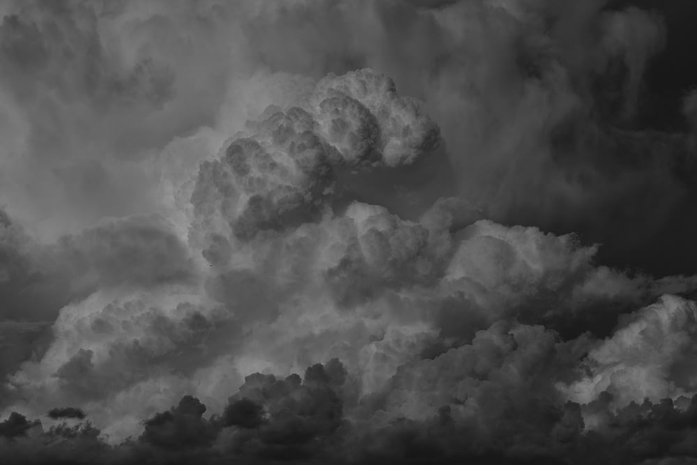 Fotografia in scala di grigi di nuvole Nimbus