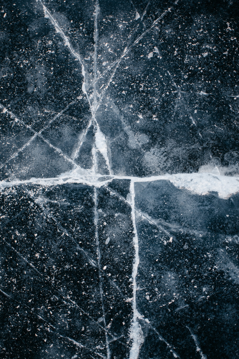 Una foto en blanco y negro de una cruz hecha de hielo