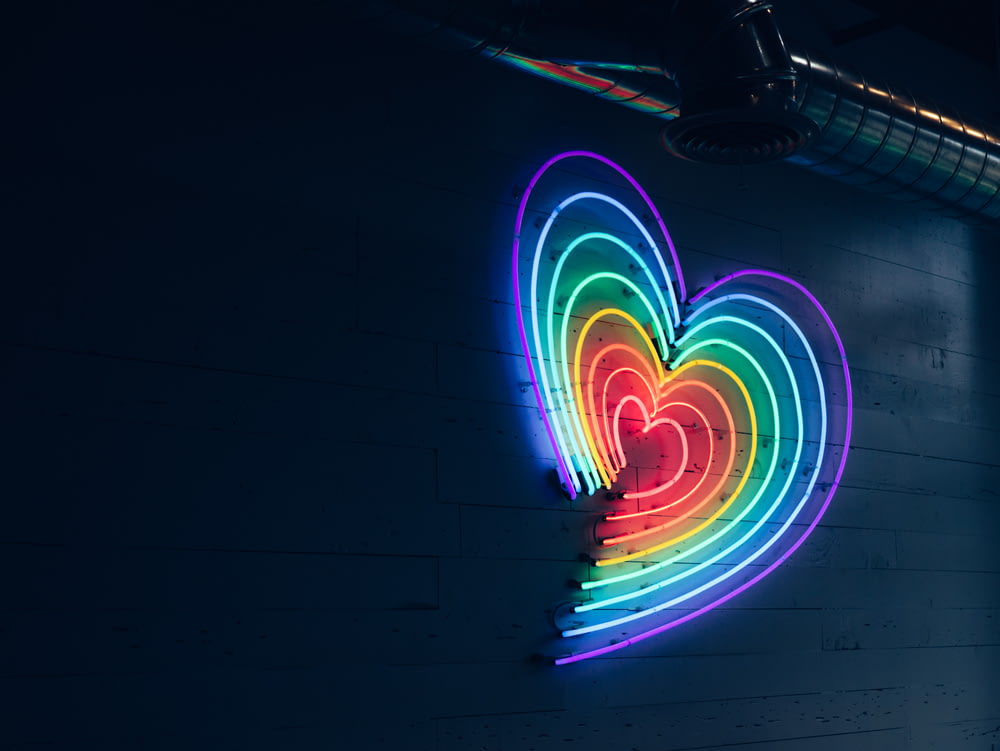 luz multicolorida do diodo emissor de luz do coração na parede