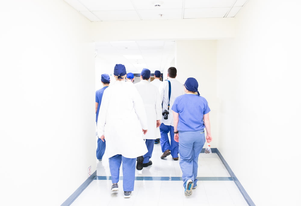 Grupo de médicos caminhando no corredor do hospital