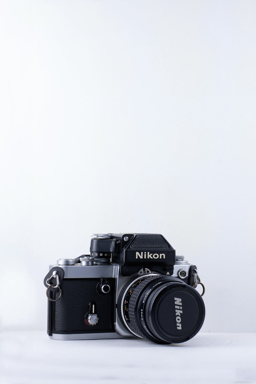 schwarze Nikon-Kamera vor weißem Hintergrund