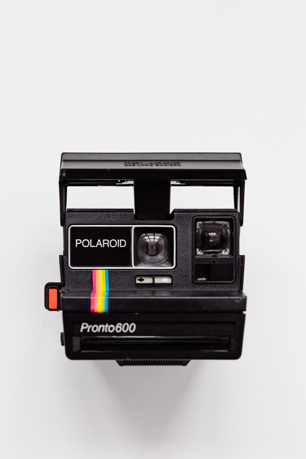 Appareil photo Polaroid noir avec fond blanc