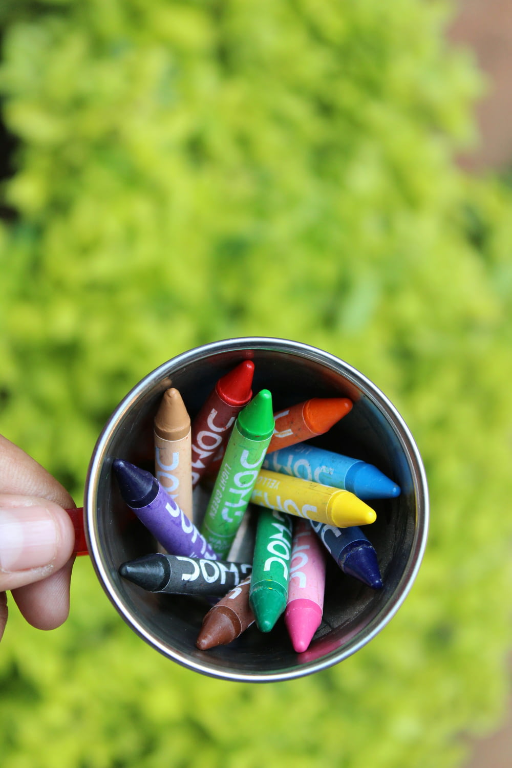 Photographie à plat de crayons de couleur à l’intérieur de la tasse