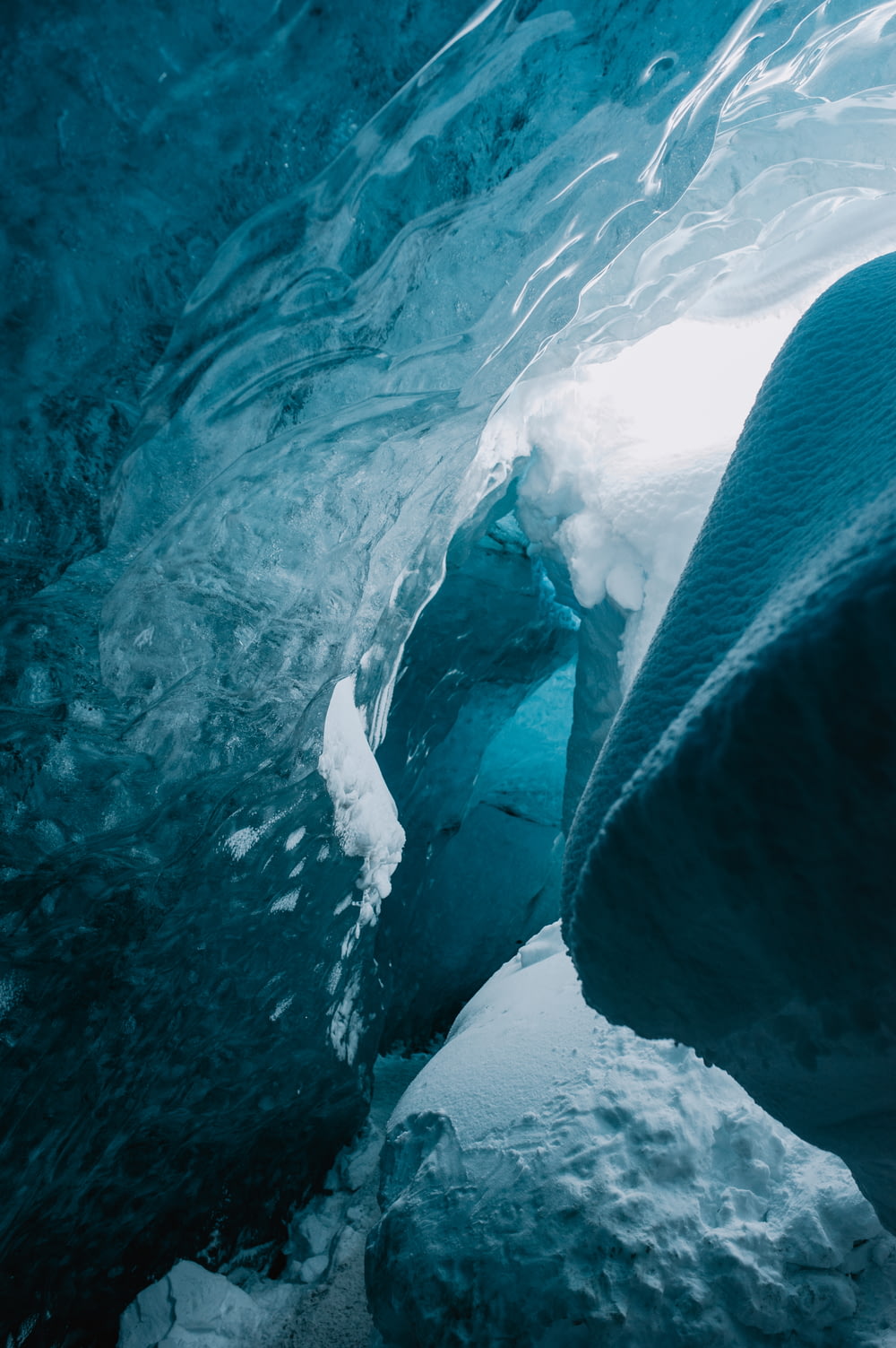 una grande grotta di ghiaccio con acqua che esce da essa