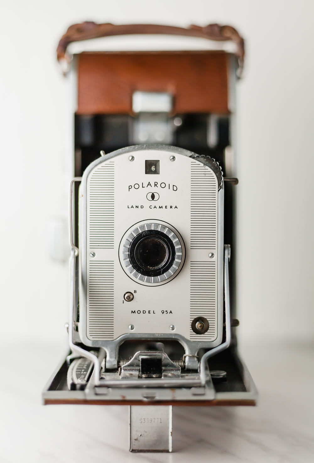 câmera terrestre Polaroid prateada e marrom