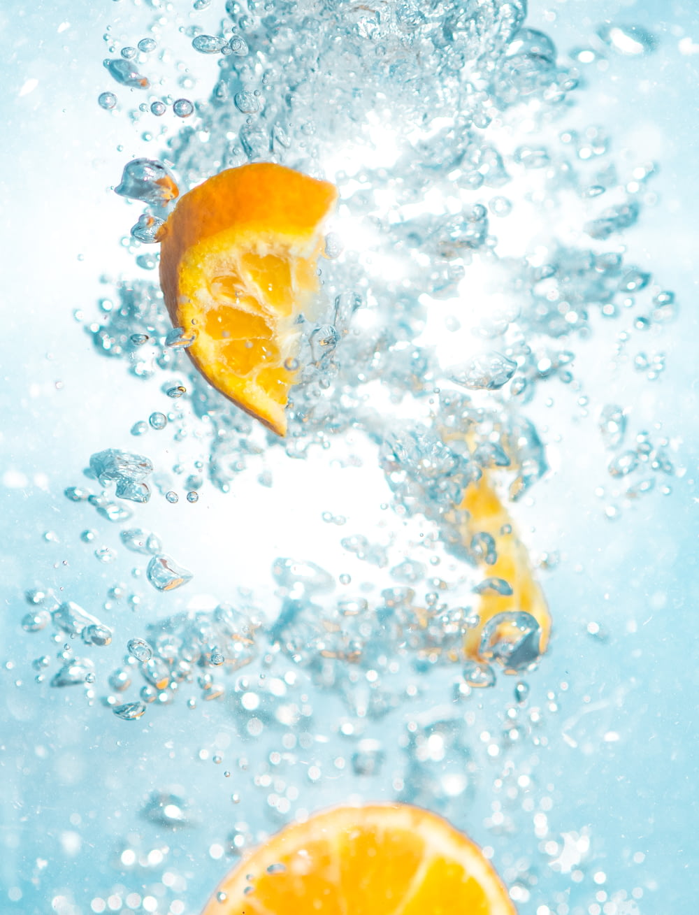 frutas laranjas fatiadas debaixo d'água