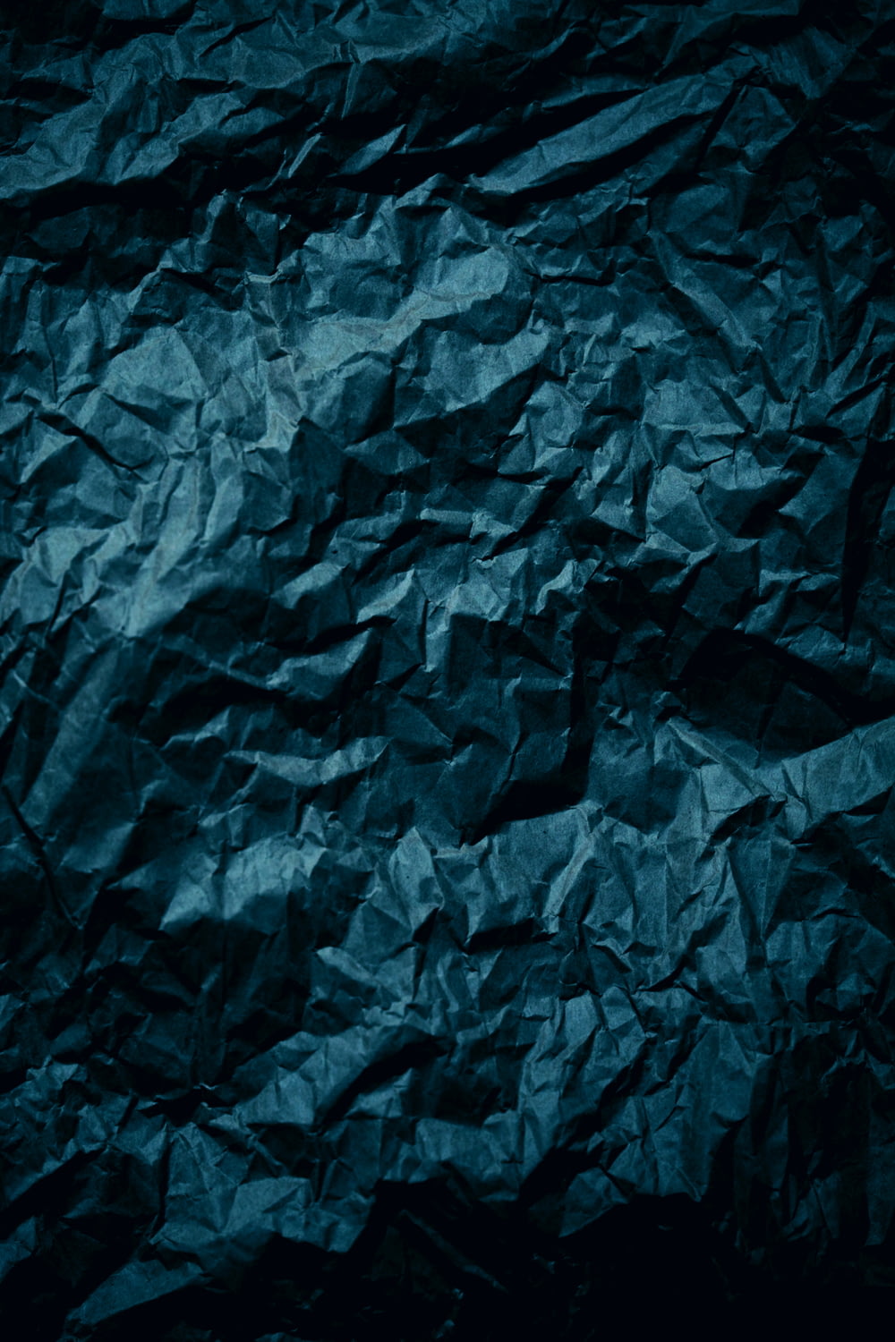 um fundo de papel amassado azul escuro