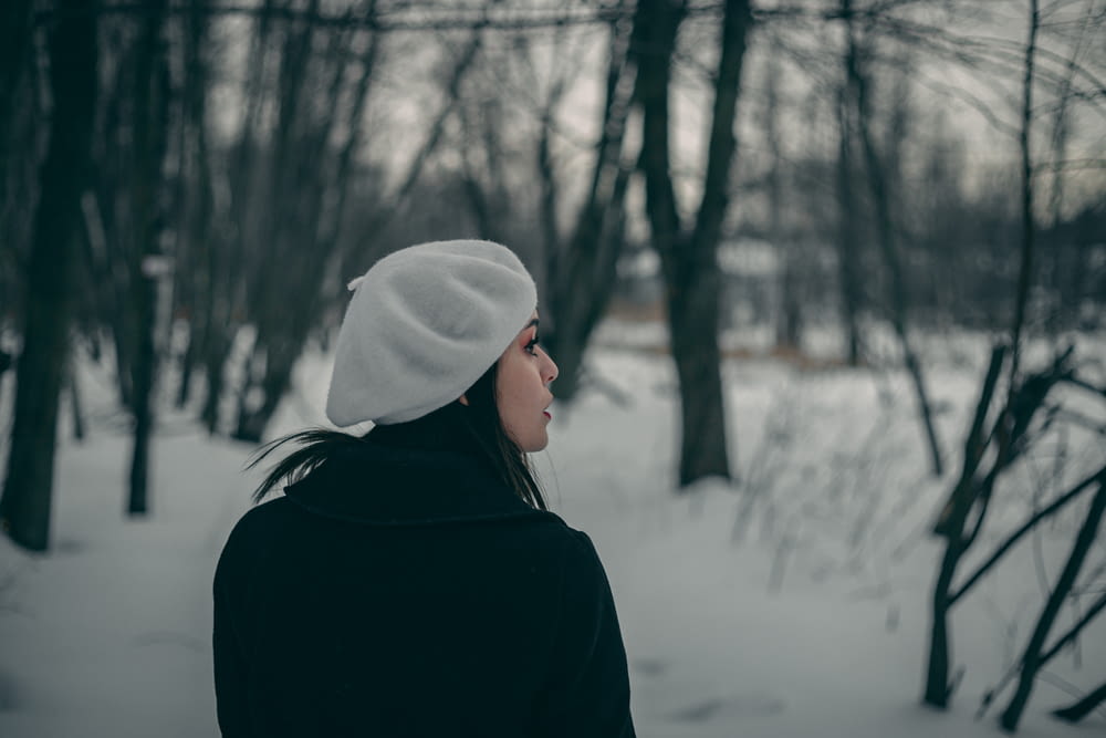 femme regardant à gauche debout sur la neige