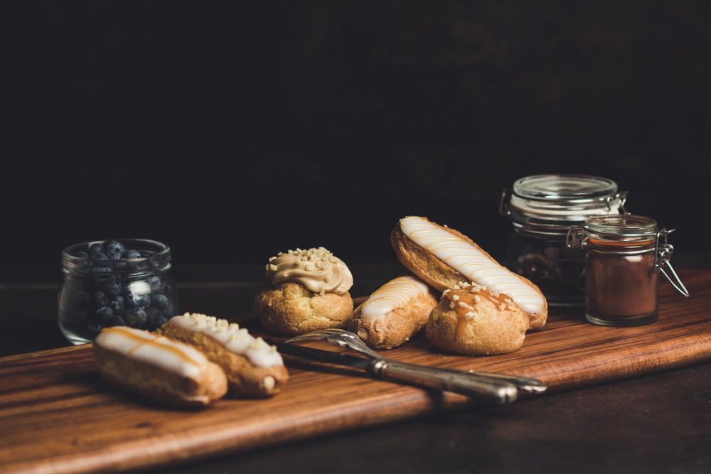 茶色の木製のテーブルにパン