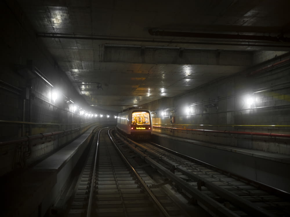 trem de velocidade branco e preto no túnel