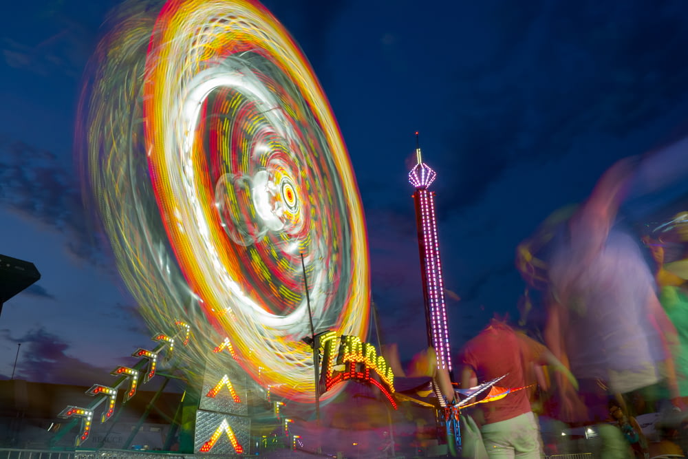 foto time-lapse da roda-gigante iluminada no parque durante a noite