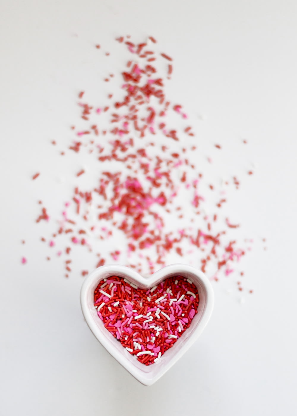 Foto de foco seletivo Ofsprinkles em tigela de cerâmica do coração
