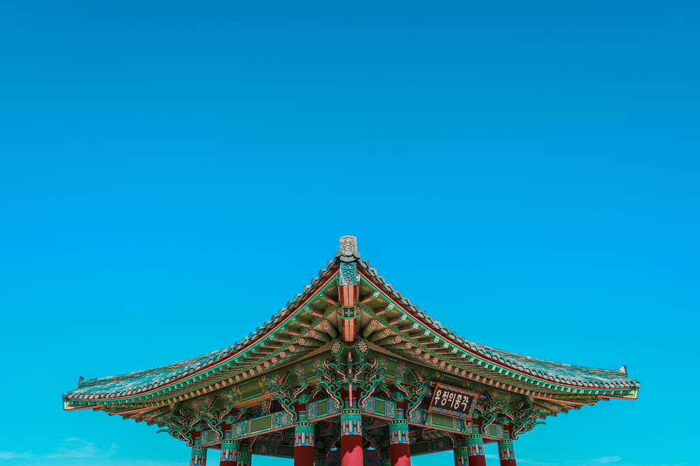 close-up photography of green and red temple during daytime